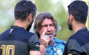 ساپینتو در جستوجوی نخستین امتیازات در ایران اقدام دوستانه ساپینتو در برخورد با خبرنگاران +عکس