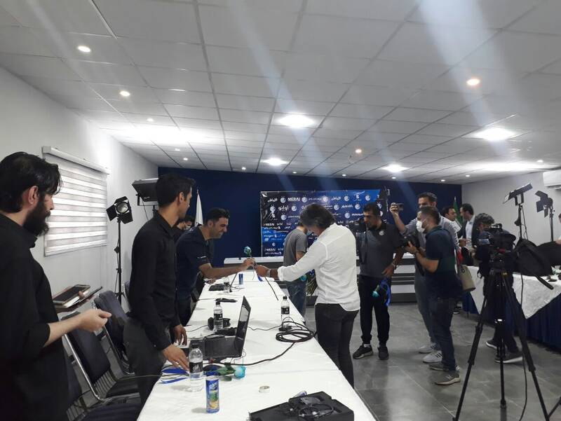 اقدام دوستانه ساپینتو در برخورد با خبرنگاران +عکس