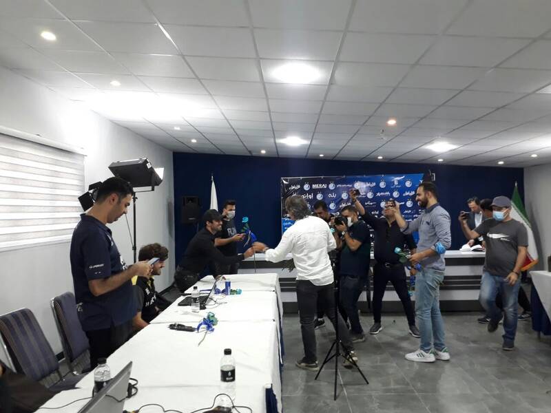 اقدام دوستانه ساپینتو در برخورد با خبرنگاران +عکس