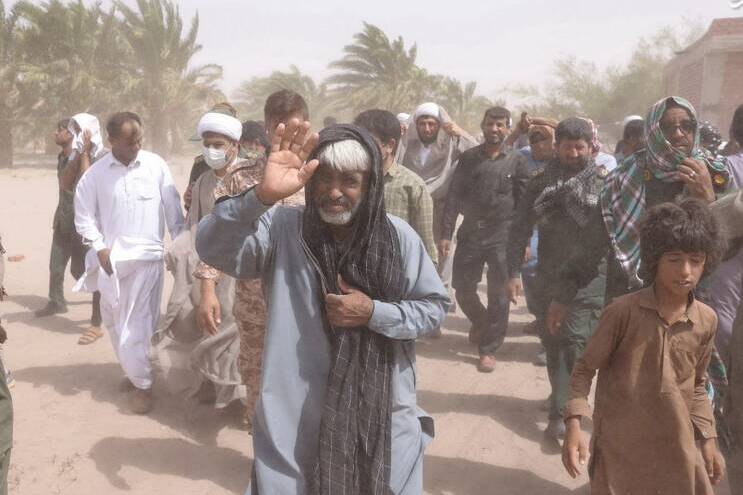 امید هرگز نمیمیرد، حتی در میان طوفان شن!/ روایتی کوتاه از دیدار روستاییان سیلزده کرمان با رئیس جمهور