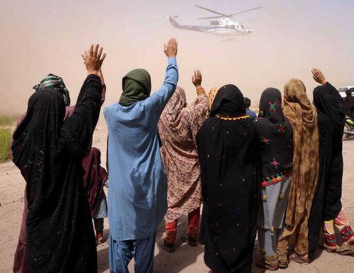 امید هرگز نمیمیرد، حتی در میان طوفان شن!/ روایتی کوتاه از دیدار روستاییان سیلزده کرمان با رئیس جمهور