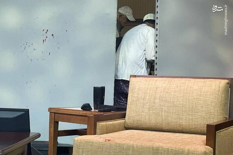 تصویری از خون سلمان رشدی بر روی دیوار محل سخنرانی