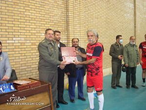 کاش پرسپولیس هم پارتی داشت کارت پایان خدمت ۴ ماهه بگیرد/ یک استقلال داشتیم که بعد از قهرمانی ناگهان سقوط کرد!/ امضای قرارداد مهاجم هلندی اشتباه بود