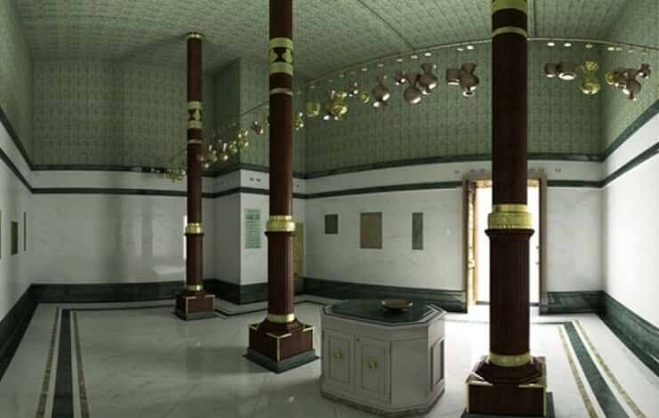 داخل کعبه سه ستون، یک جعبه مخصوص عطر و هدایا و ظرفهای گلاب و عطر و عود قرار دارد.