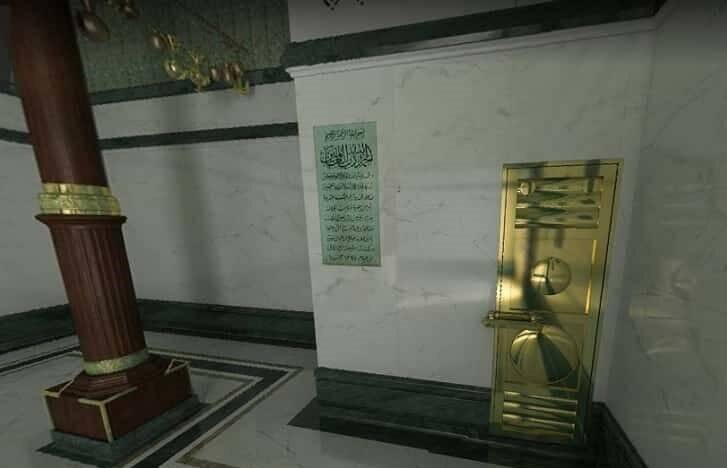 داخل خانه خدا یک در نیز قرار دارد که برای رفتن به سمت پشت بام کعبه استفاده میشود.