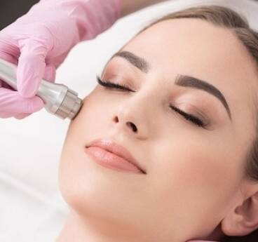 آیا واقعا لازم است از تجهیزات جوانسازی پوست مانند دستگاه میکرودرم استفاده کنیم؟