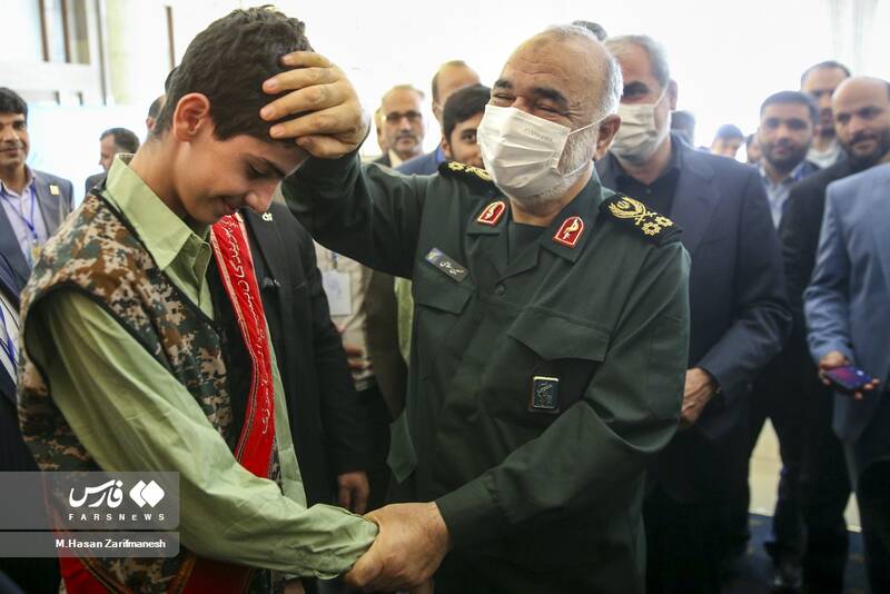 حاشیههای دوست داشتنی یک اجلاس/ از «اهدای تندیس به سردار» تا «پای درس استاد»