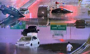 سیل شدید در«دالاس آمریکا»؛ فرو رفتن خودروها در آب