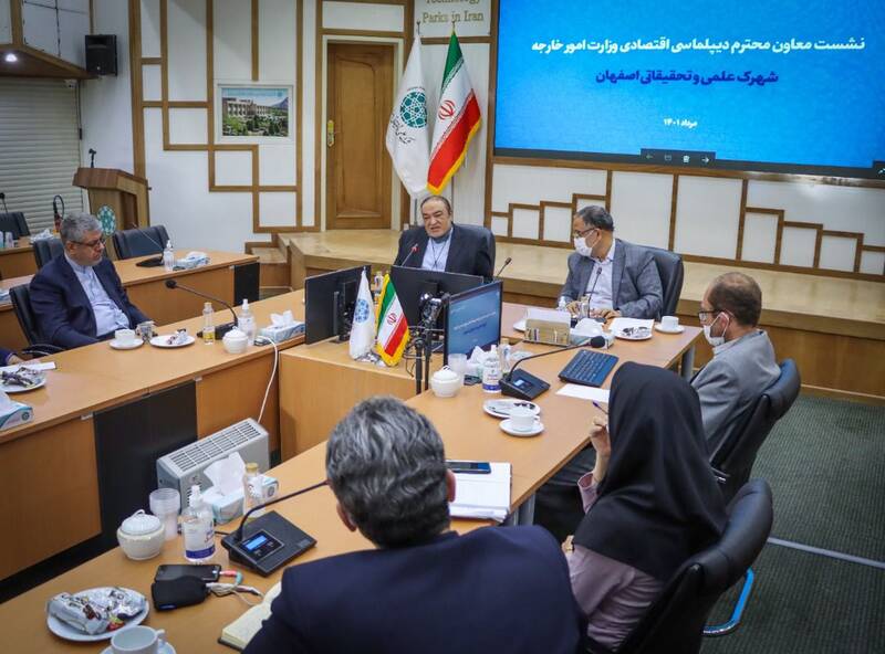 حمایت وزارت امور خارجه از شرکتهای دانش بنیان/ معرفی 350 شرکت در سایت برای صادرات