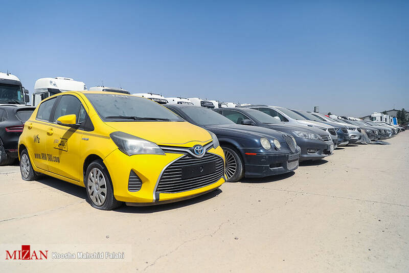 تصاویر خودروهای لاکچری در گمرک تهران؛ از فورد موستانگ تا بنز و بی ام و | دستورهای مهم دادستان تهران