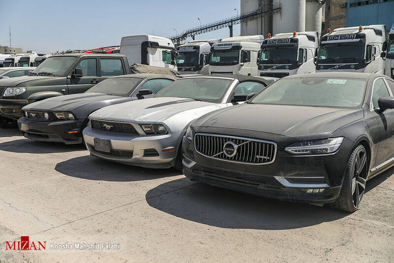 تصاویر خودروهای لاکچری در گمرک تهران؛ از فورد موستانگ تا بنز و بی ام و | دستورهای مهم دادستان تهران