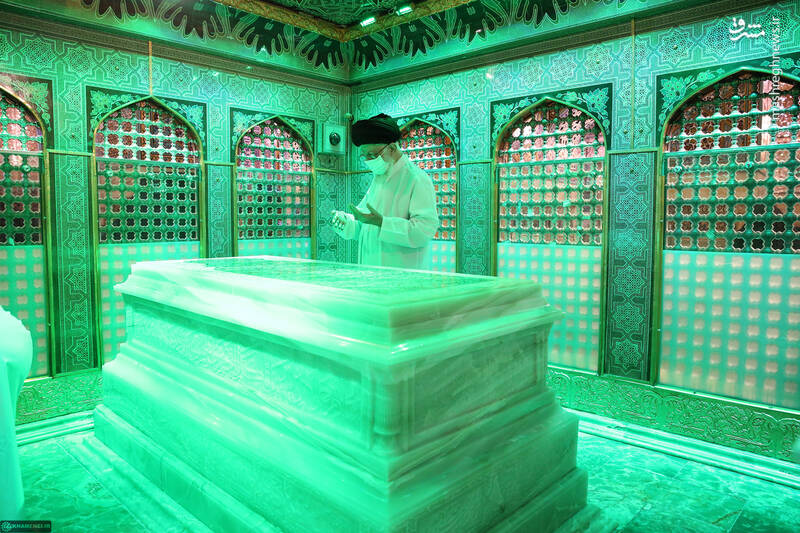 عکس/ غبارروبی مضجع مطهر رضوی با حضور رهبر معظم انقلاب