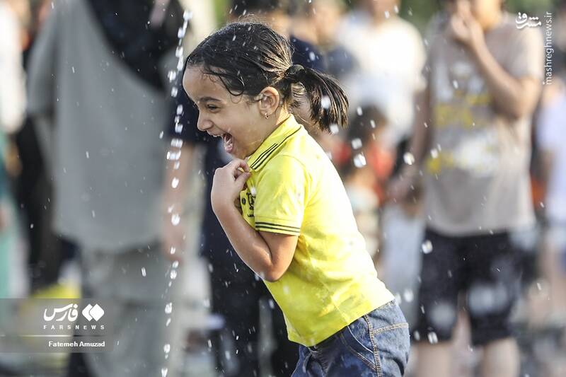 عکس/ بازی کودکان در آب و آتش