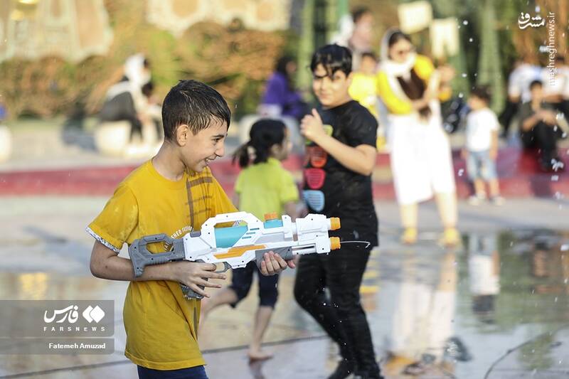 عکس/ بازی کودکان در آب و آتش