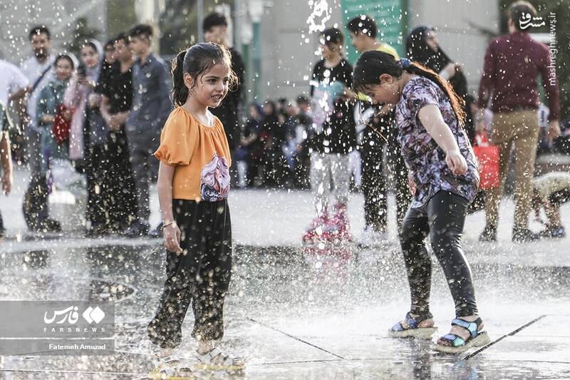 عکس/ بازی کودکان در آب و آتش