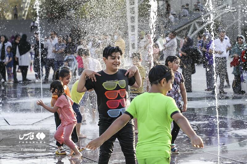 عکس/ بازی کودکان در آب و آتش