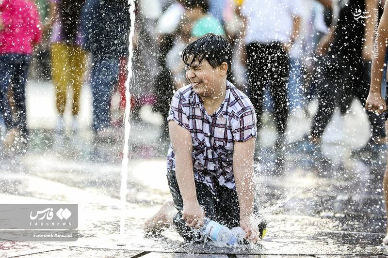 عکس/ بازی کودکان در آب و آتش