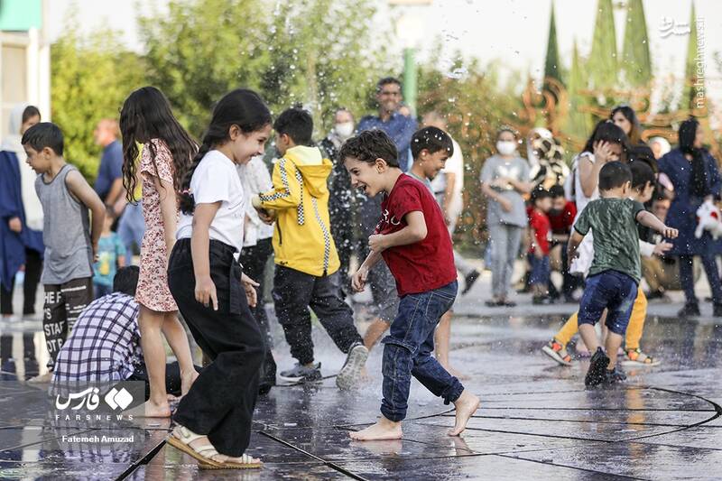 عکس/ بازی کودکان در آب و آتش