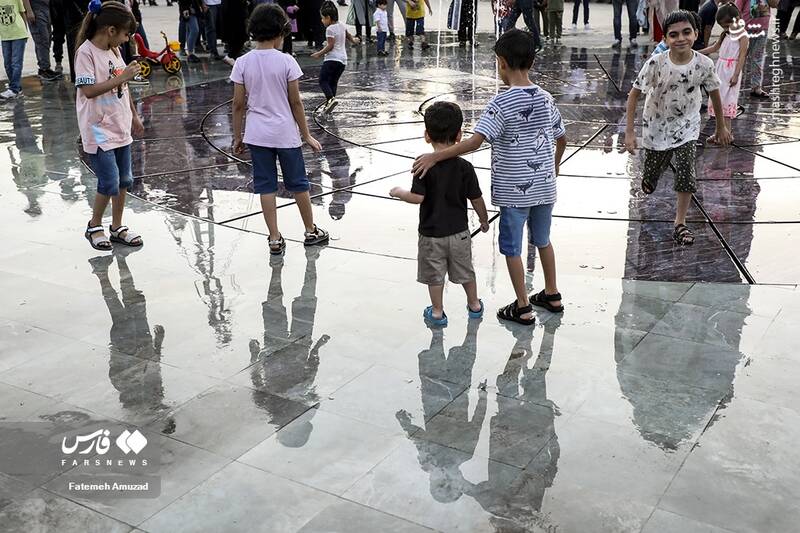 عکس/ بازی کودکان در آب و آتش