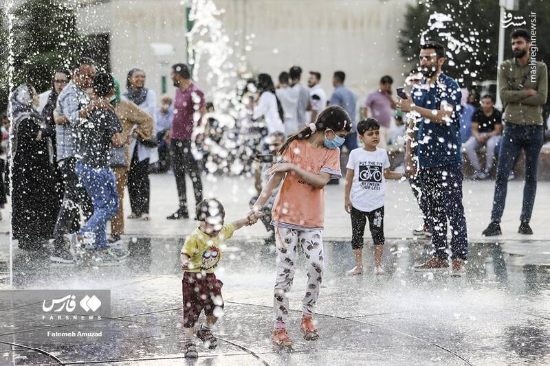 عکس/ بازی کودکان در آب و آتش