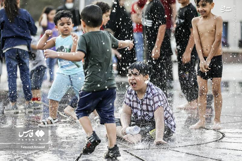 عکس/ بازی کودکان در آب و آتش