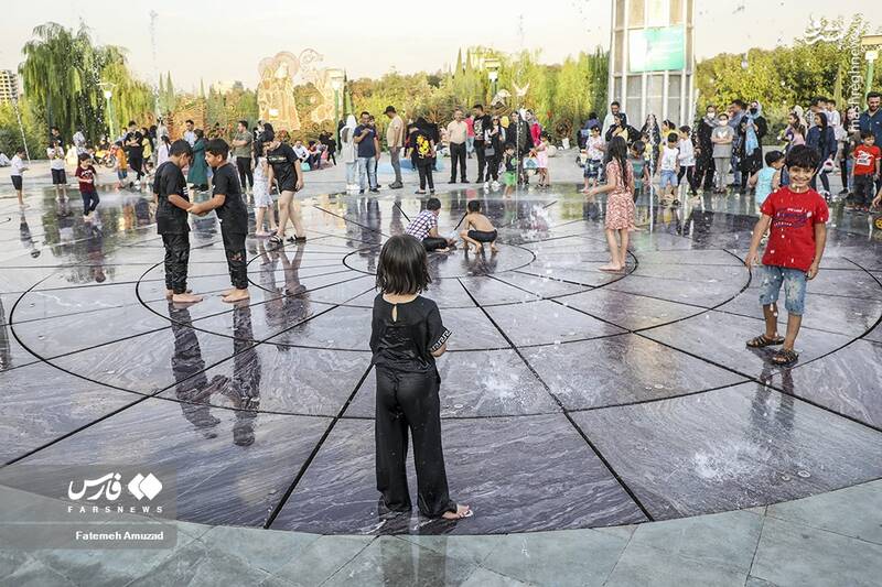 عکس/ بازی کودکان در آب و آتش