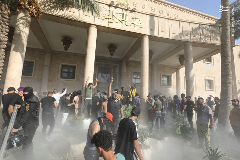 تصاویر جدید از هجوم صدریها به قصر جمهوری