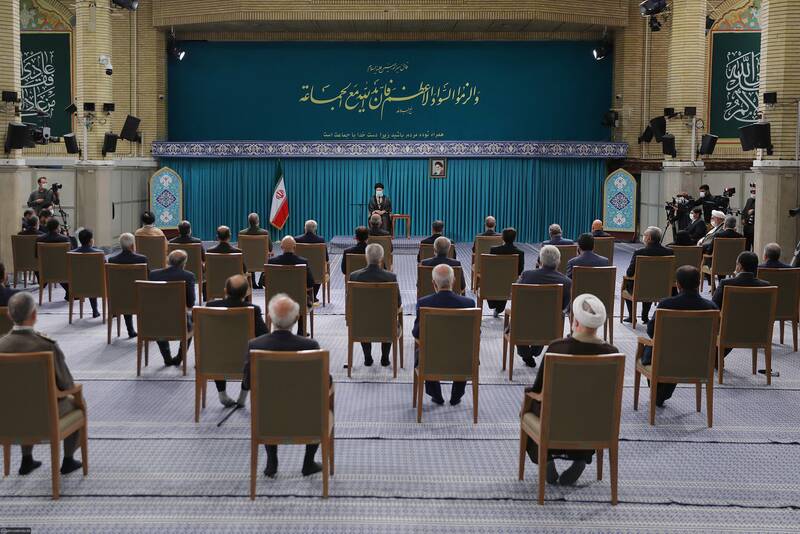 روایتی از سفر رئیسی به نقاط محروم ۳۱ استان/ همدلی صادقانه با مردم از «سیسخت» تا «قلعهگنج»