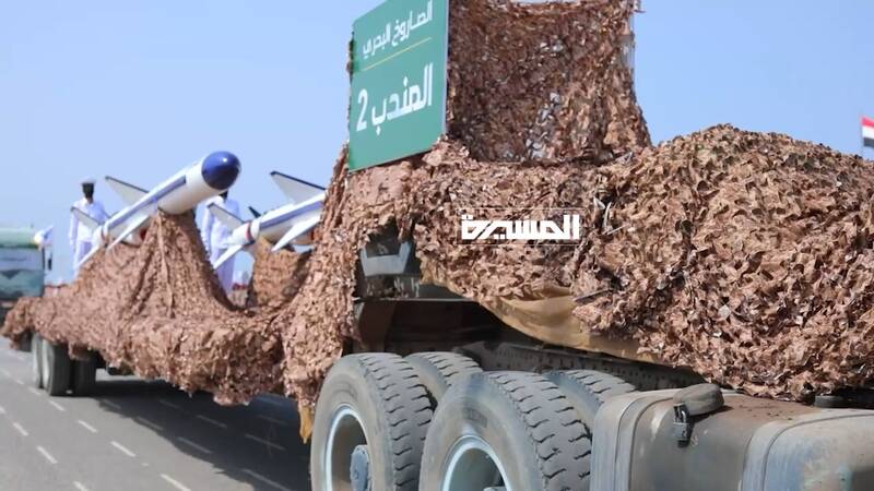 نمایش اقتدار نظامی یمن با رونمایی موشکهای جدید +عکس
