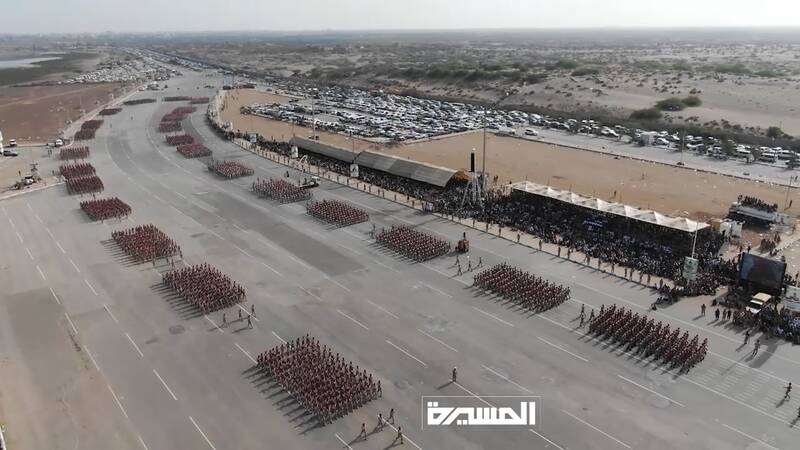 نمایش اقتدار نظامی یمن با رونمایی موشکهای جدید +عکس