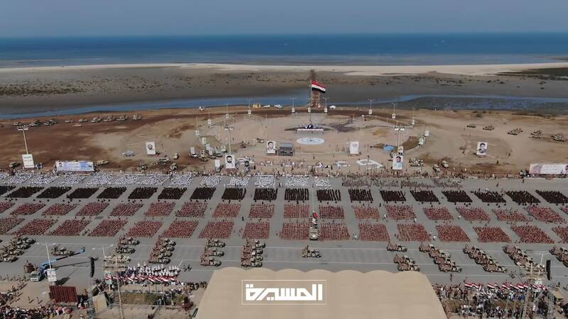 نمایش اقتدار نظامی یمن با رونمایی موشکهای جدید +عکس