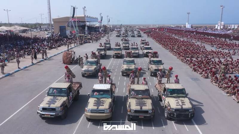 نمایش اقتدار نظامی یمن با رونمایی موشکهای جدید +عکس