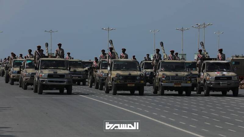 نمایش اقتدار نظامی یمن با رونمایی موشکهای جدید +عکس