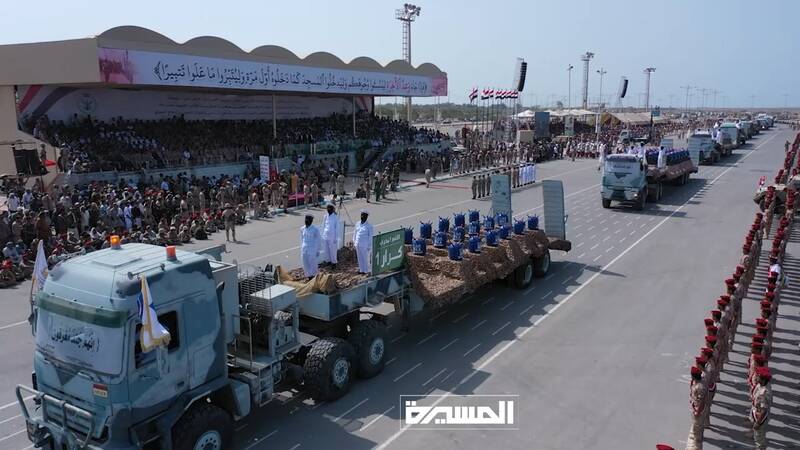 نمایش اقتدار نظامی یمن با رونمایی موشکهای جدید +عکس