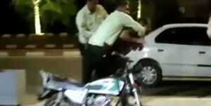 توضیحات پلیس درباره فیلم برخورد مأمور با متهم در حین دستگیری توضیحات پلیس درباره فیلم برخورد مأمور با متهم در حین دستگیری در بندرعباس