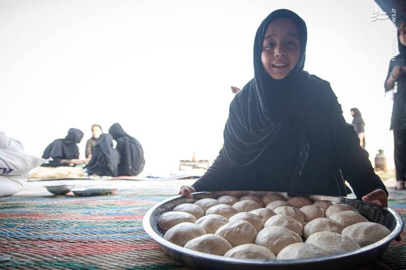 موکب نان پزی توسط خانم ها در جنوب عراق+ عکس