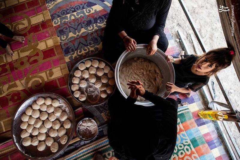 موکب نان پزی توسط خانم ها در جنوب عراق+ عکس