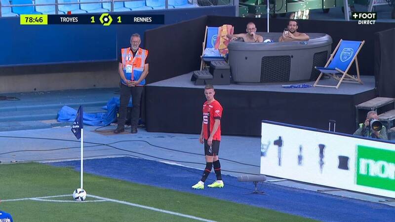 عکس/ عجیبترین جایگاه VIP در ورزشگاه