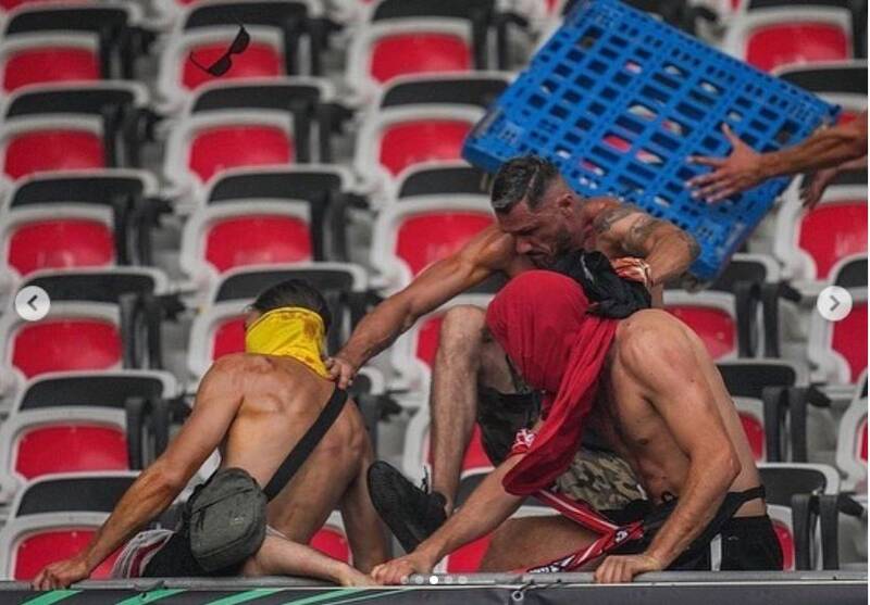 درگیری شدید بین هواداران دو تیم فوتبال +عکس و فیلم