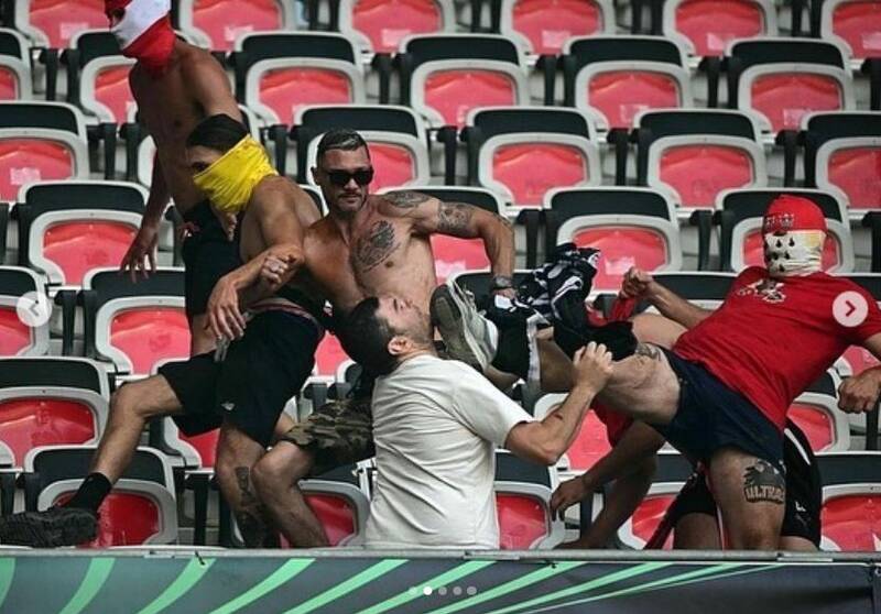 درگیری شدید بین هواداران دو تیم فوتبال +عکس و فیلم