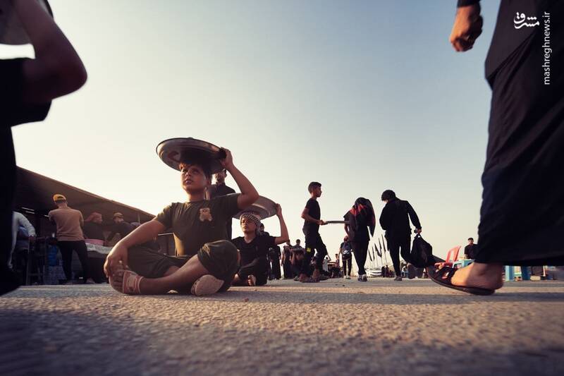 پذیرائی کودکان از زوار اربعین+ عکس