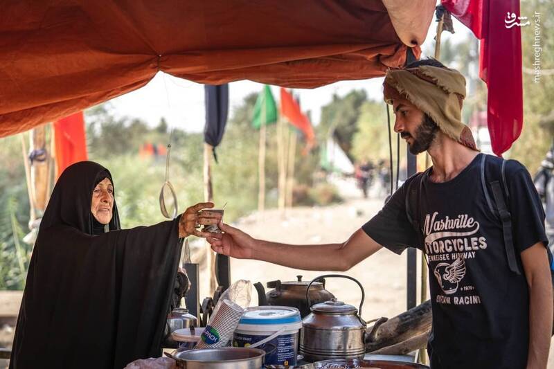 توزیع چای نذری میان زوار اربعین + عکس