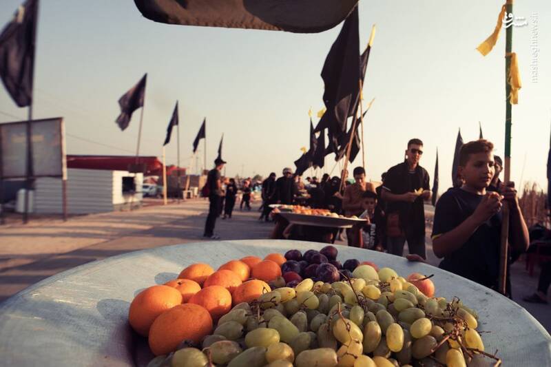 پذیرائی کودکان از زوار اربعین+ عکس