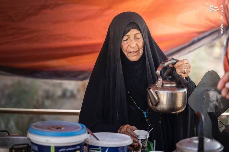 توزیع چای نذری میان زوار اربعین + عکس