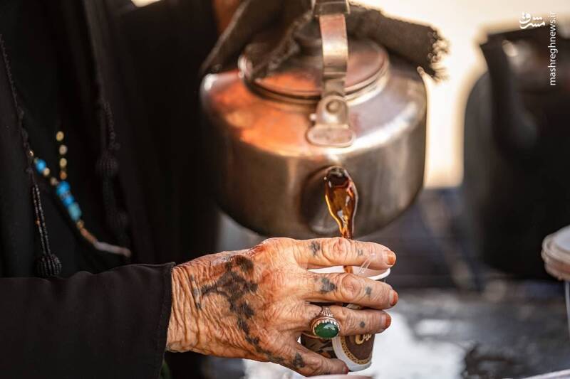 توزیع چای نذری میان زوار اربعین + عکس