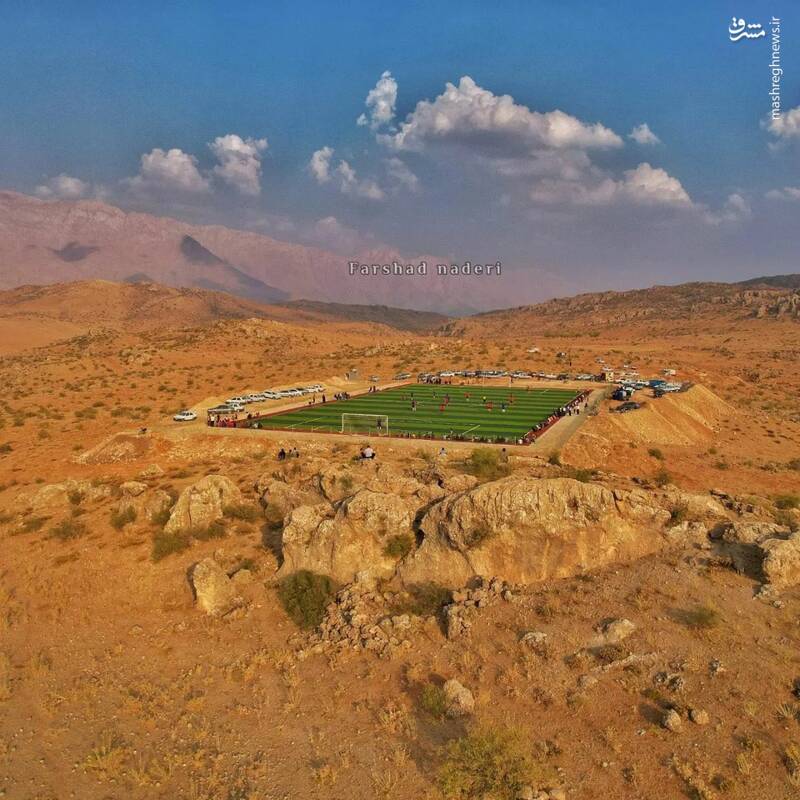 تصاویری از زمین فوتبال زیبا در شهر بانەورە