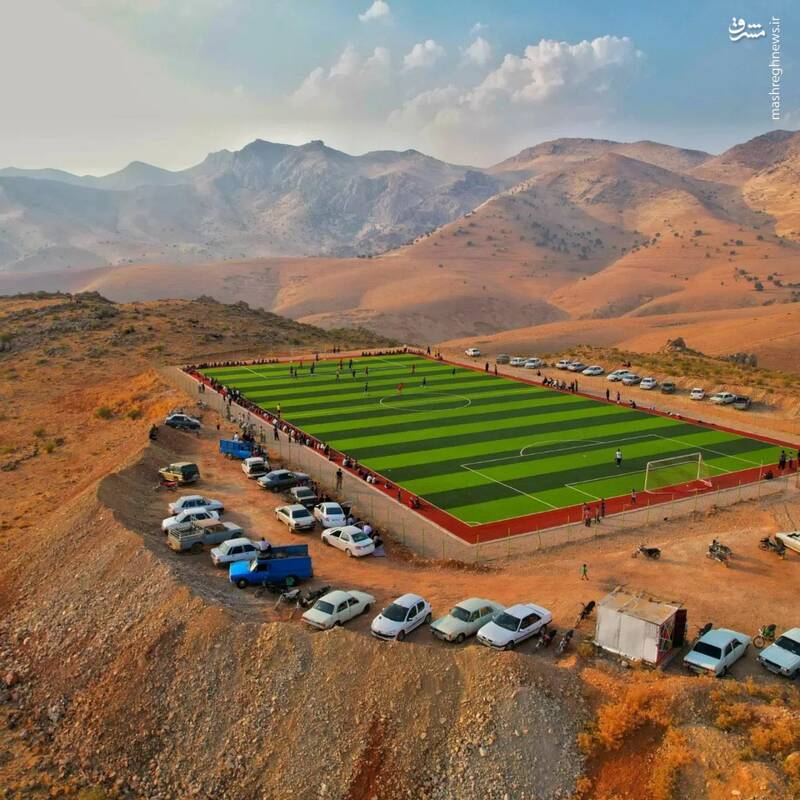 تصاویری از زمین فوتبال زیبا در شهر بانەورە