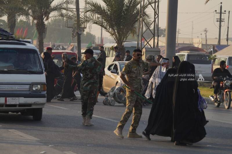 نظامیان عراقی در خدمت زائران اربعین امام حسین +عکس