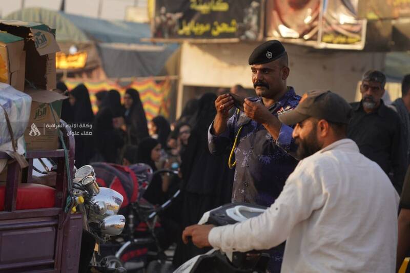 نظامیان عراقی در خدمت زائران اربعین امام حسین +عکس