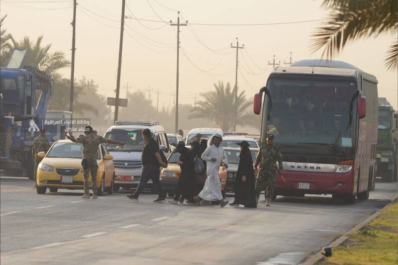 نظامیان عراقی در خدمت زائران اربعین امام حسین +عکس